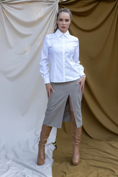 Fusta creion din lana cu slit pe picior